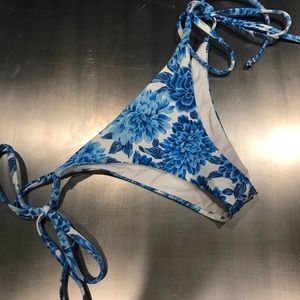 Frankie’s Bikinis Marley Bottoms in Blue Dahlia XS